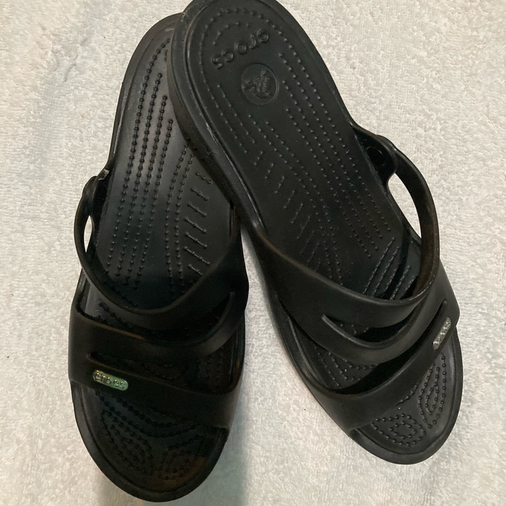 🍁Crocs Patricia black sandals.